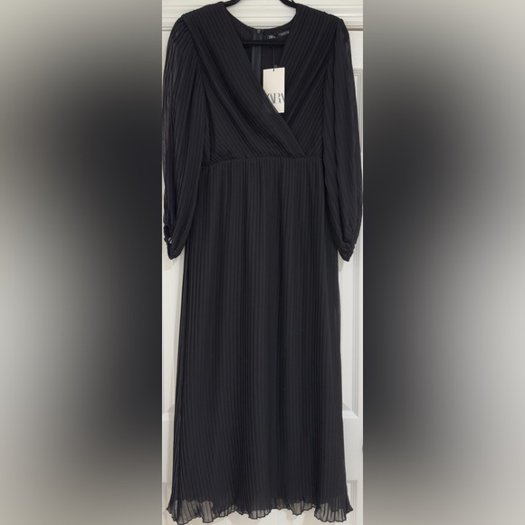 Zara Dresses & Skirts - PLEATED BLACK MIDI DRESS
